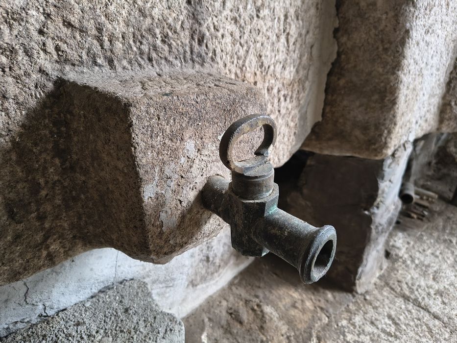 Lagar Monolítico Centenário em Granito –Peça Única com Bica e Torneira