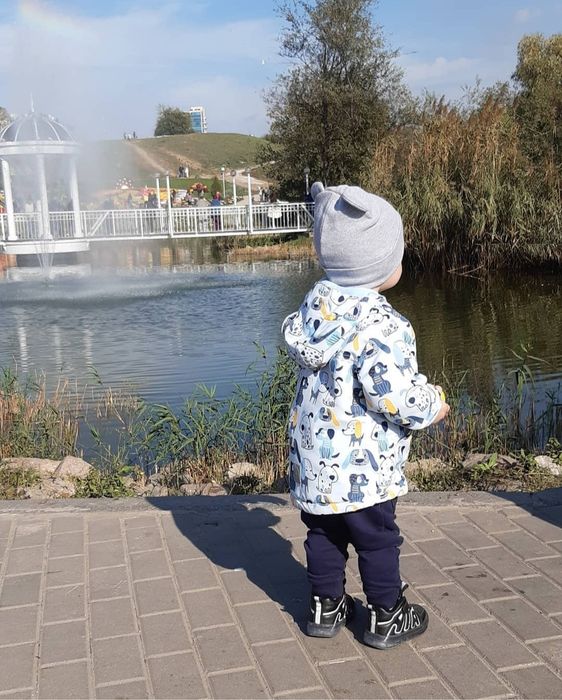 Продам детскую куртку- ветровку+ в подарок шапочка и шарфик- хомут