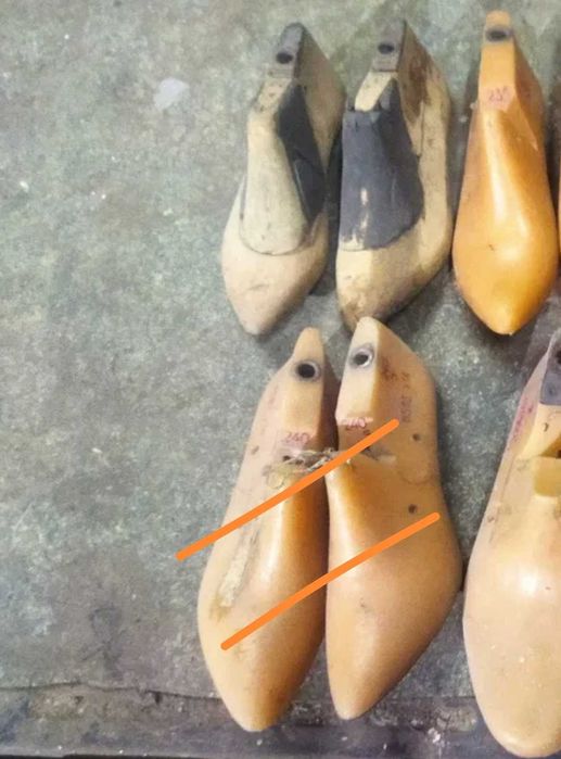 Обувные колодки для пошива обуви.