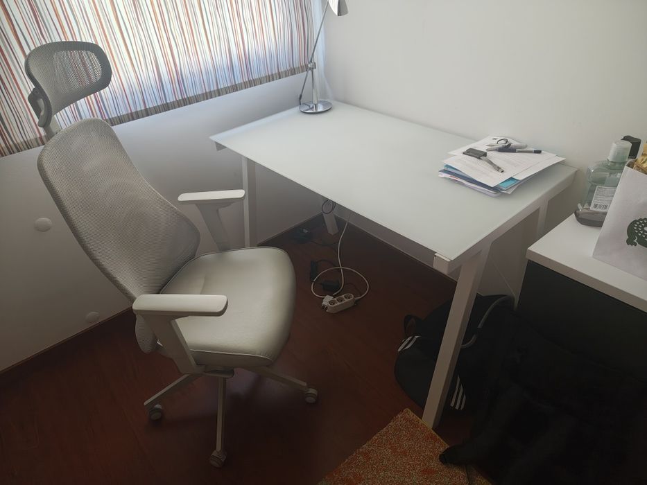Secretaria e cadeira articulada