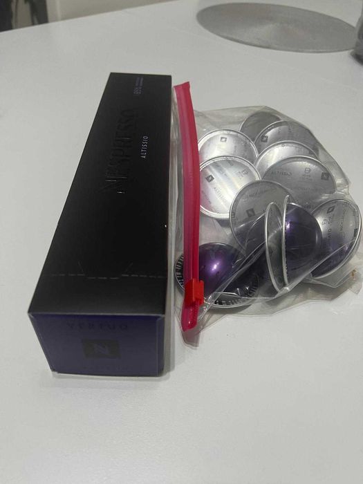 Máquina de Café Nespresso Vertuo Plus + Espumador Eletrico