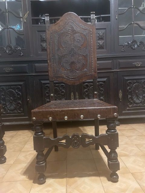 8 Cadeiras e mesa estilo medieval