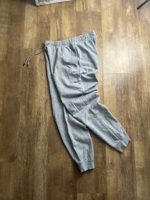 Сірі штани nike.