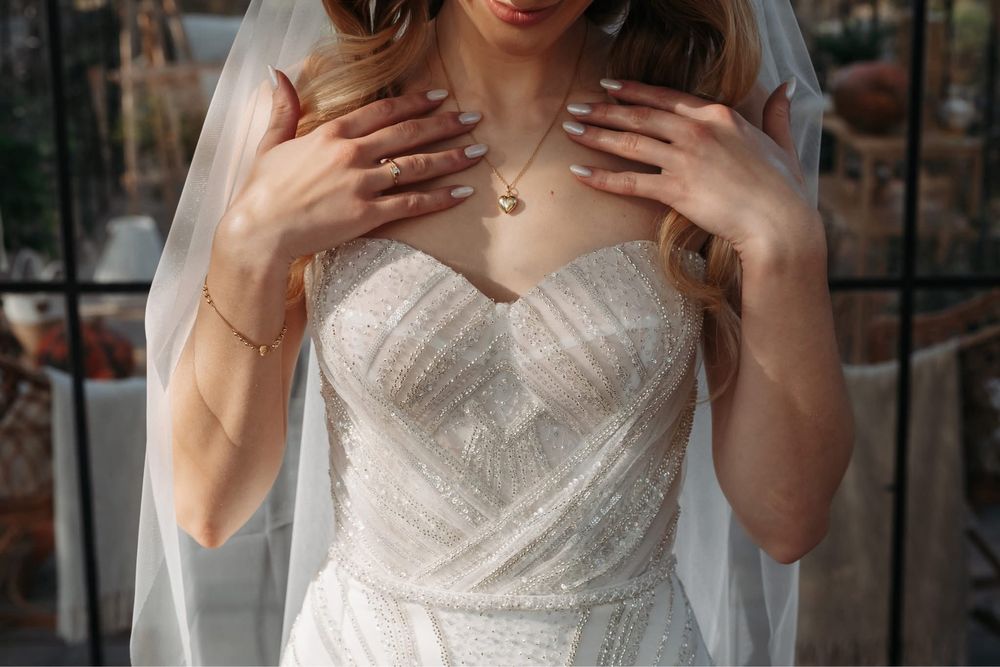Suknia ślubna z podpinanym trenem i długim welonem