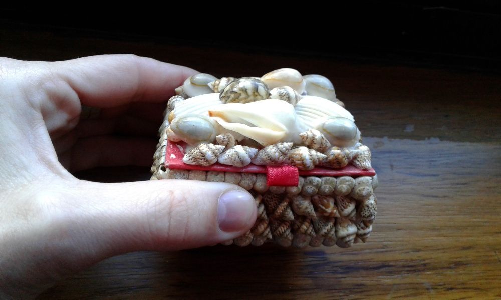 Small box covered with natural shells64298256161921122