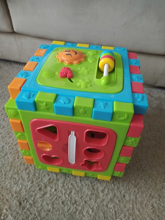Cubo de encaixe interativo para criança