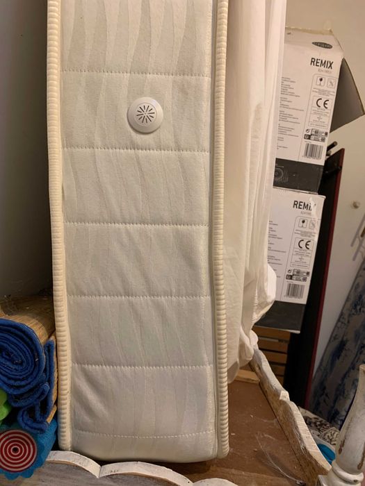 Colchão branco de solteiro