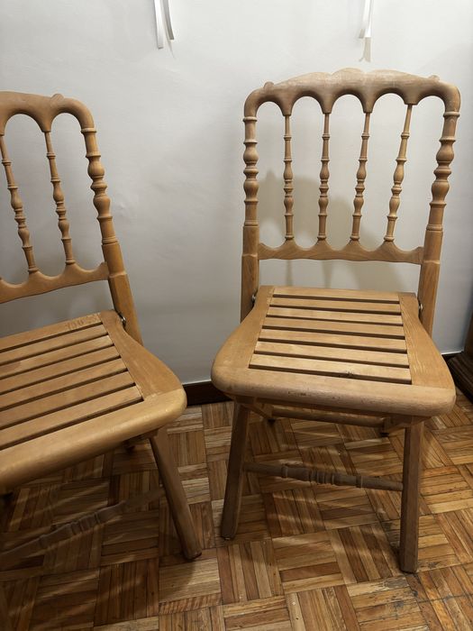 Cadeiras em madeira natural