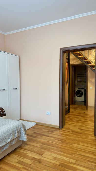 Продається двох поверхова квартира