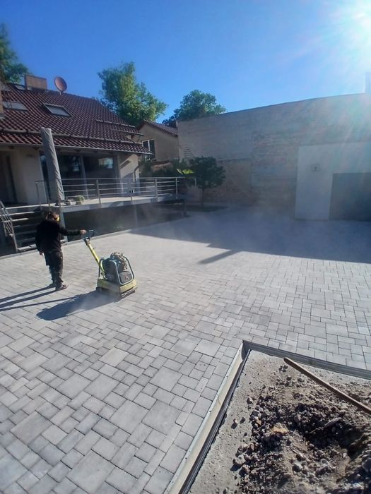 Układanie kostki brukowej - ogrodzenia