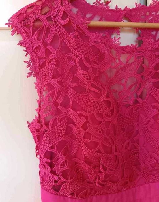Piękna różowa sukienka z koronką 46