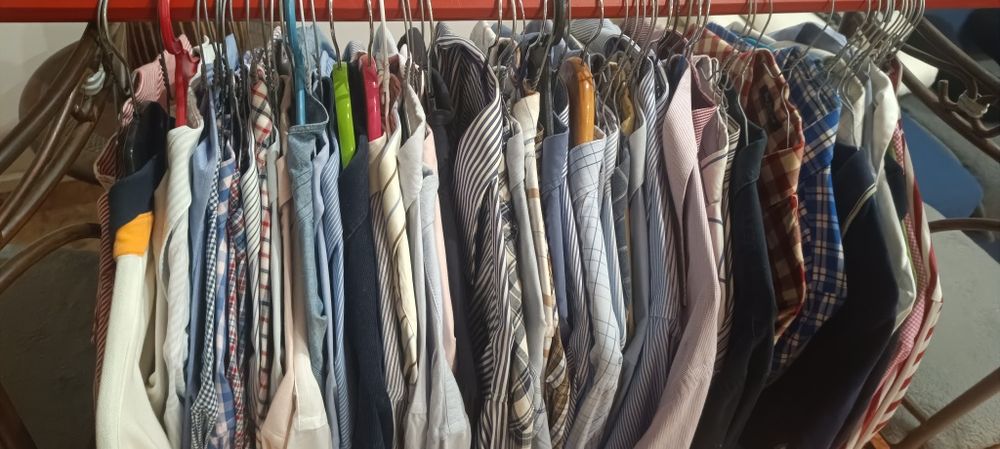 Camisas de vários tamanhos e marcas
