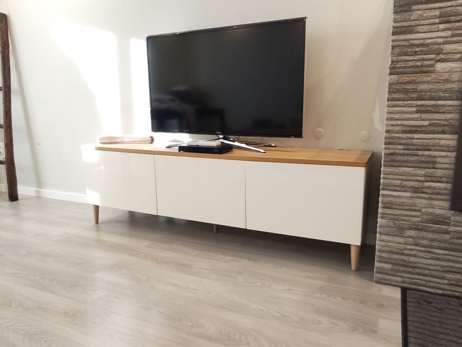 Móvel TV moderno branco e madeira