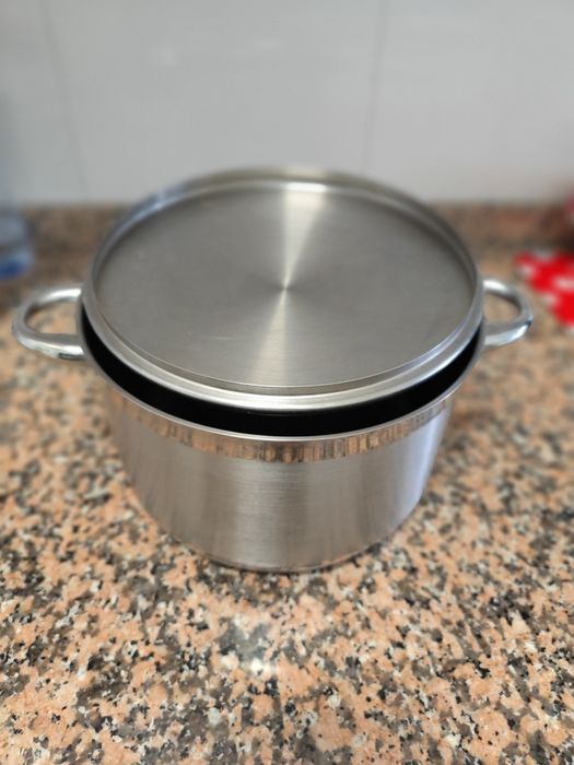 Panela inox bem conservada.