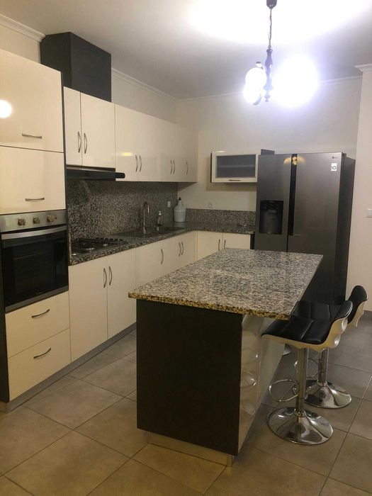 Arrenda-se Vivenda constituída por RC e 1º Andar garagem