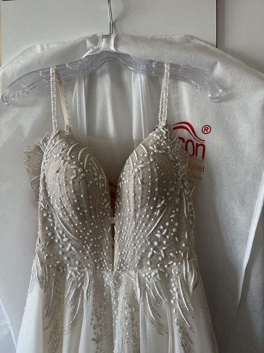 Suknia ślubna na cienkich ramiczkach