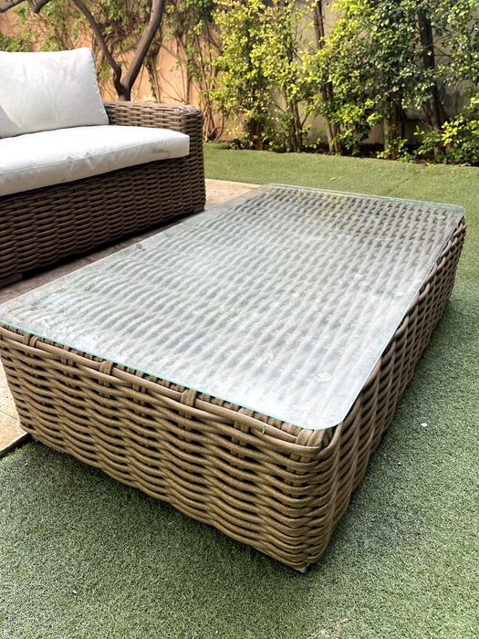 Sofá três pessoas jardim e mesa de apoio do mesmo conjunto.