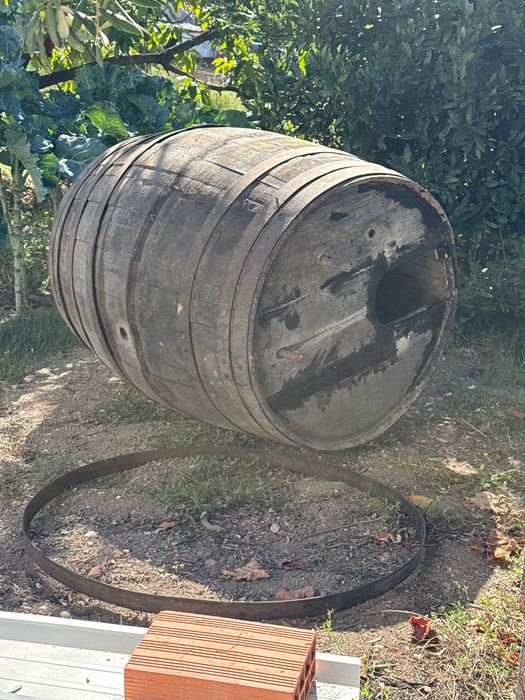 pipa de vinho em madeira usada