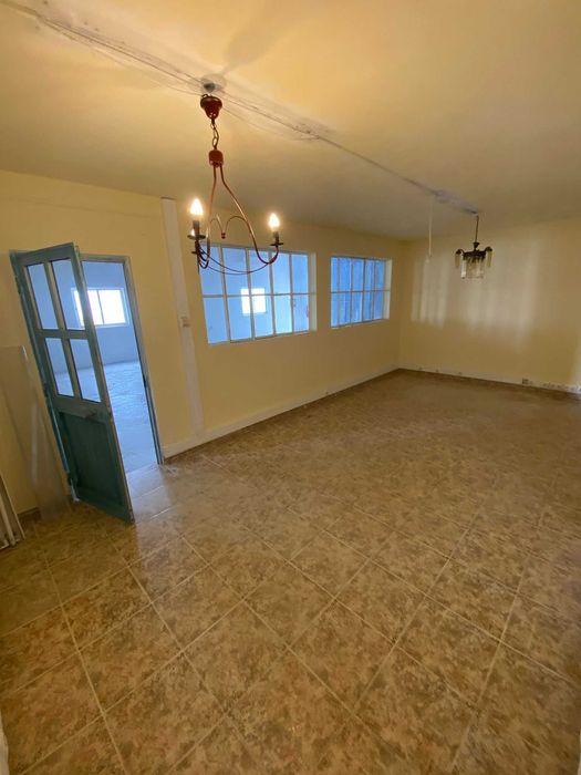 Arrendo Armazém com 350 m2 em Benavente