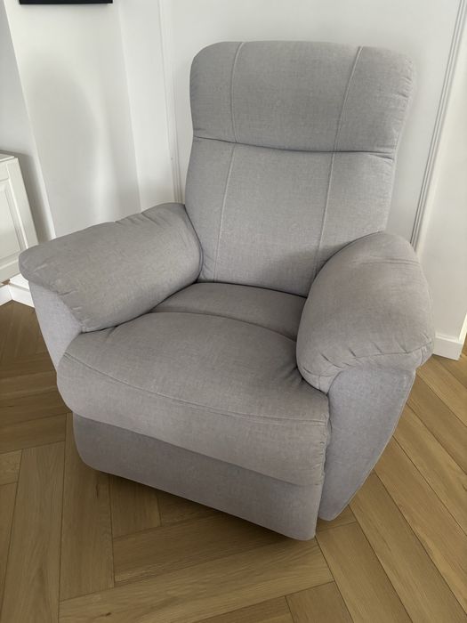 Fotel relaksacyjny z funkcją bujania i obracania