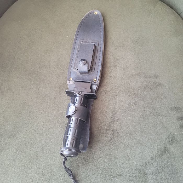 Nóż z etui oraz mini kompasem i krzesiwem