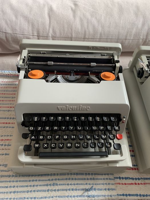 2 máquinas de escrever Olivetti Valentine brancas