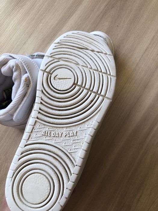 Sneakersy dziecięce białe Nike.