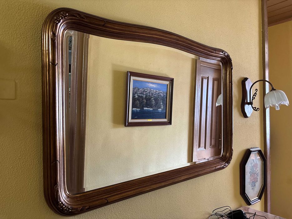 Espelho de parede vintage com moldura de madeira