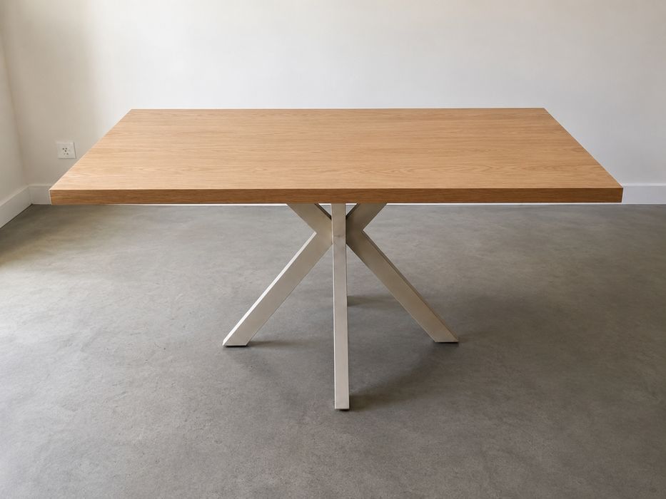Mesa em madeira com os pes em branco