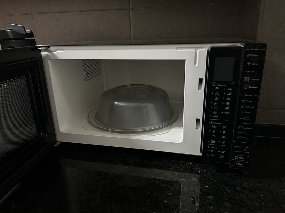 Microondas preto Hotpoint