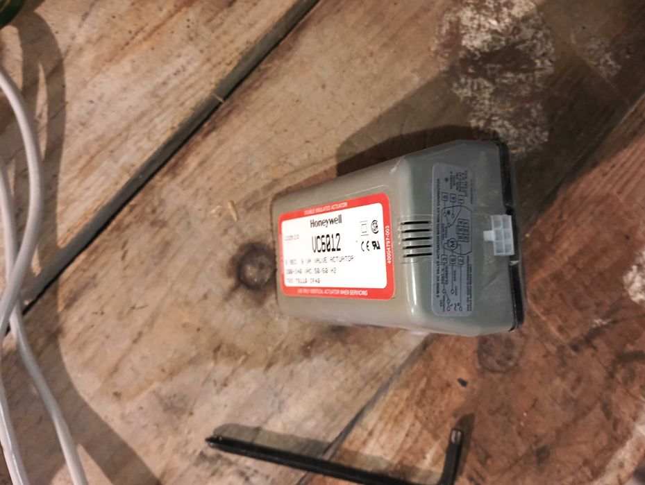 Siłownik zaworu dzielącego Honeywell VC8010ZZ00/U 3-drog. 24V
