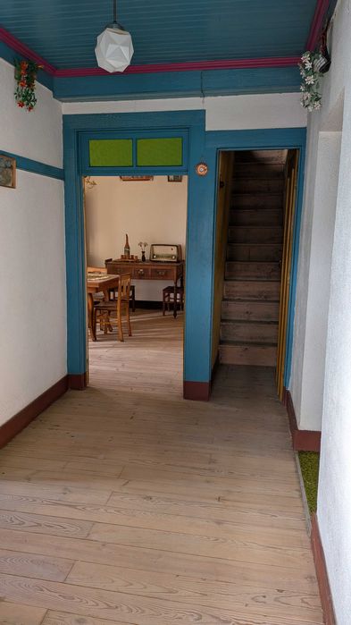 Vende-se moradia rústica para ganhar uma nova vida...