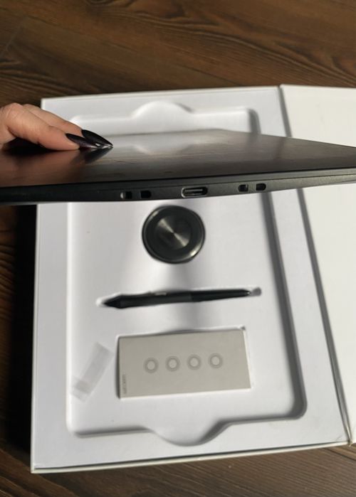 Графічний планшет Wacom Intuos Pro (PTH-660)