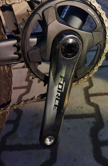 Cube Travel GTC Sport (2022), колеса на осях, карбонова вилка і шатуни