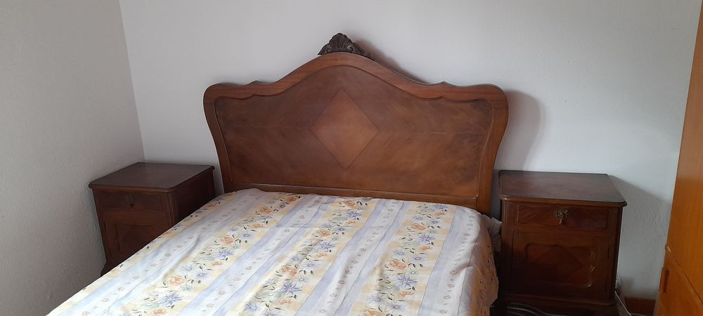 Cama e 2 mesas de cabeceira