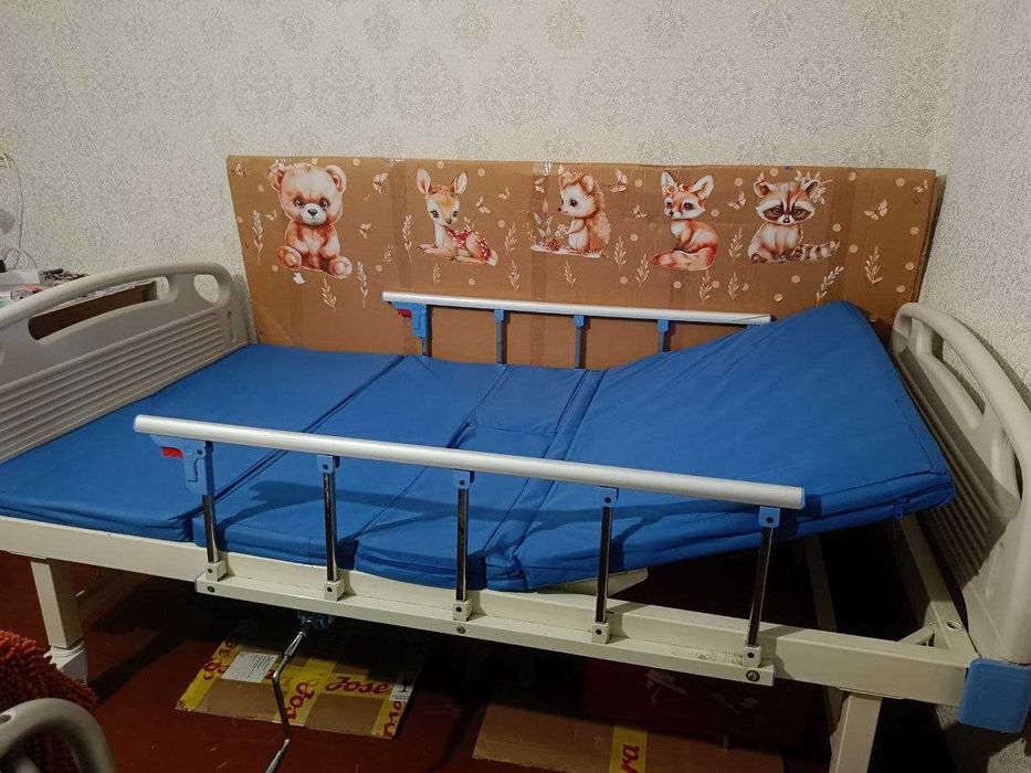 Медичне 4-секційне ліжко з туалетом для догляду за лежачими пацієнтами