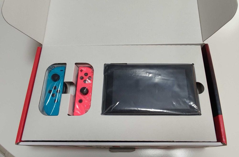 Nintendo Switch + Case