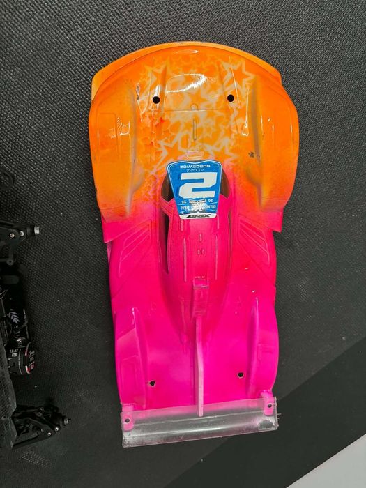 model XRAY X4 2024/2025 klasa endurance carbon