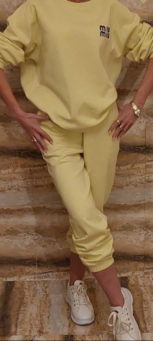 Bardzo efektowny dres w kolorze ostrej limonki insygnowany logo