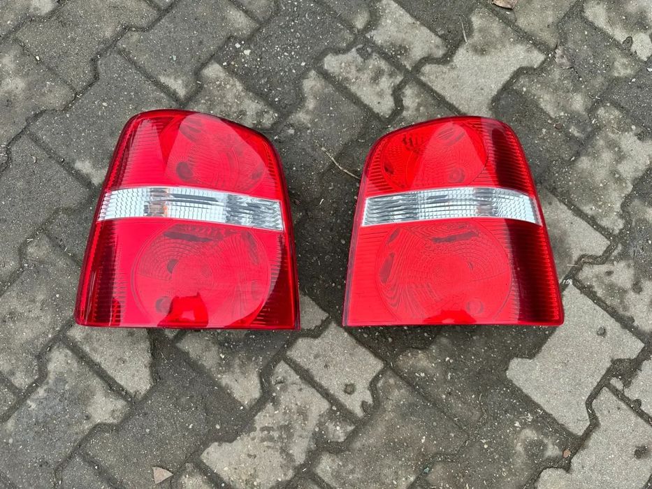 TOURAN 1 LAMPA TYL LEWA PRAWA