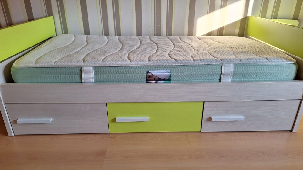 Cama júnior e colchão como novos, com 190x90cm
