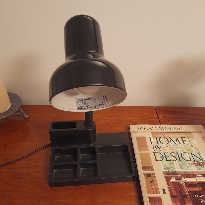 Candeeiro secretária com caixa arrumos