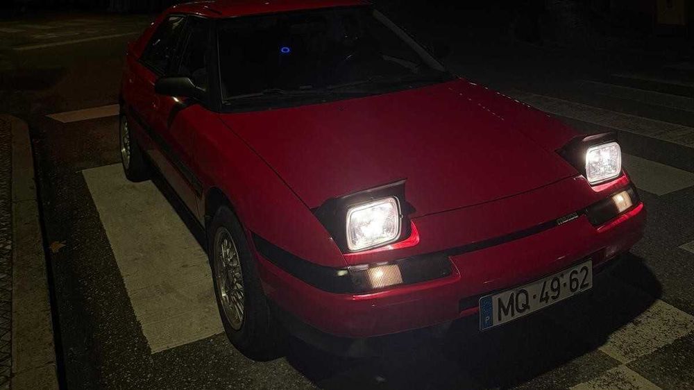 Mazda 323f Vermelho