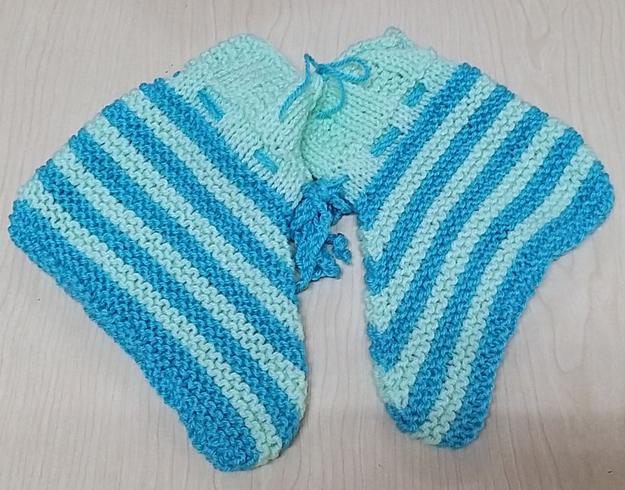 Botas às risquinhas azuis.