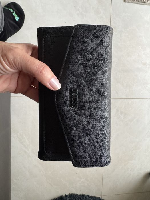 Carteira guess preta com logo em metal