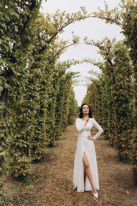 Мінімалістична весільна сукня, сукня біла, сукня в підлогу з вирізом