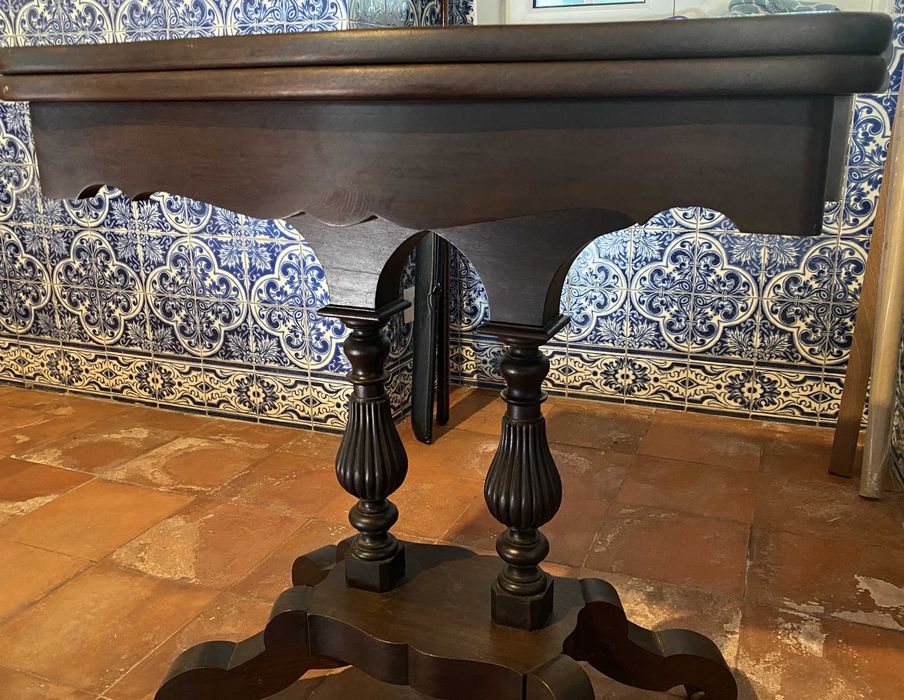 Mesa de jogo de madeira com pano