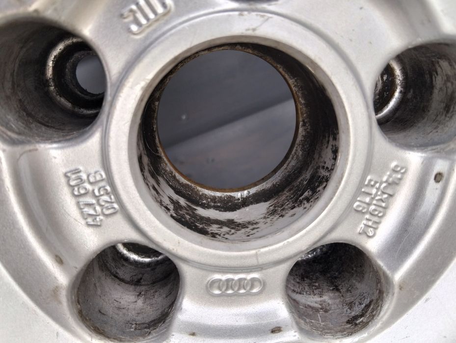 Felgi aluminiowe z oponami zimowymi Audi