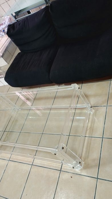 Sofá moderno com a estrutura em acrílico 295€