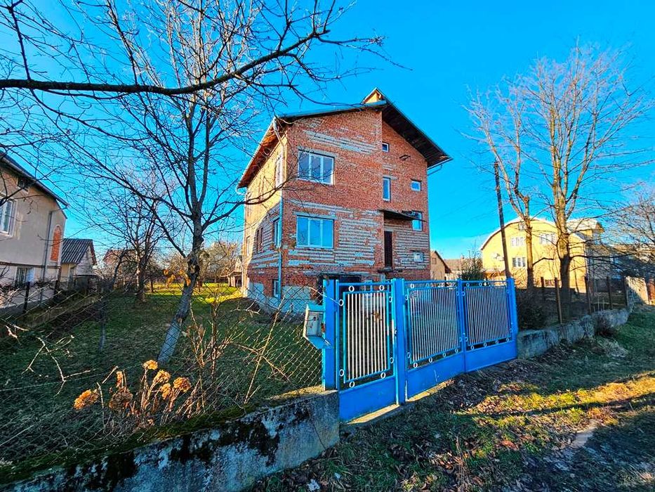 Продається добротний цегляний будинок з гаражем та літньою кухнею...